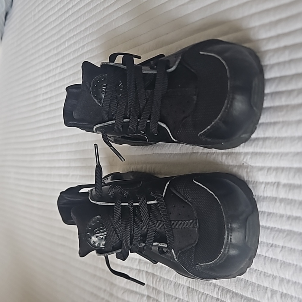 BoysbNike Huarache Run GS Athletic Running Shoes Triple Black